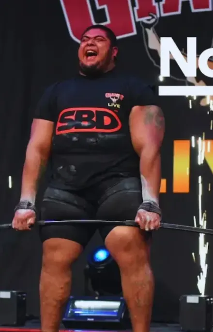 Raúl “Tayzon” Flores levanta 511 kilos, rompe el récord mundial y cumple una promesa a su perro